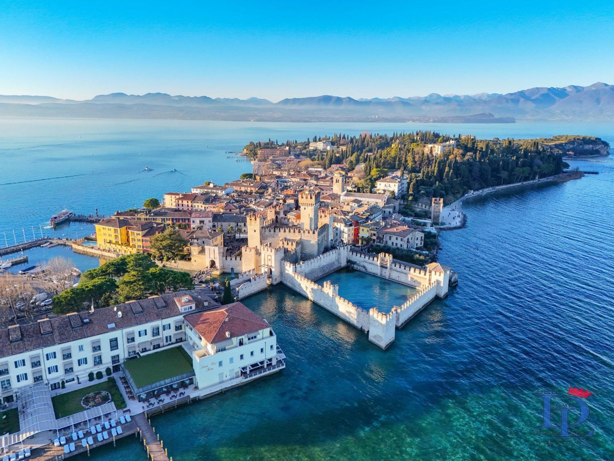 Desenzanoloft Official Partner Marriott Homes & Villas - Eden Lake View And Privat Beach Renovated In 2025 Sirmione Exterior photo